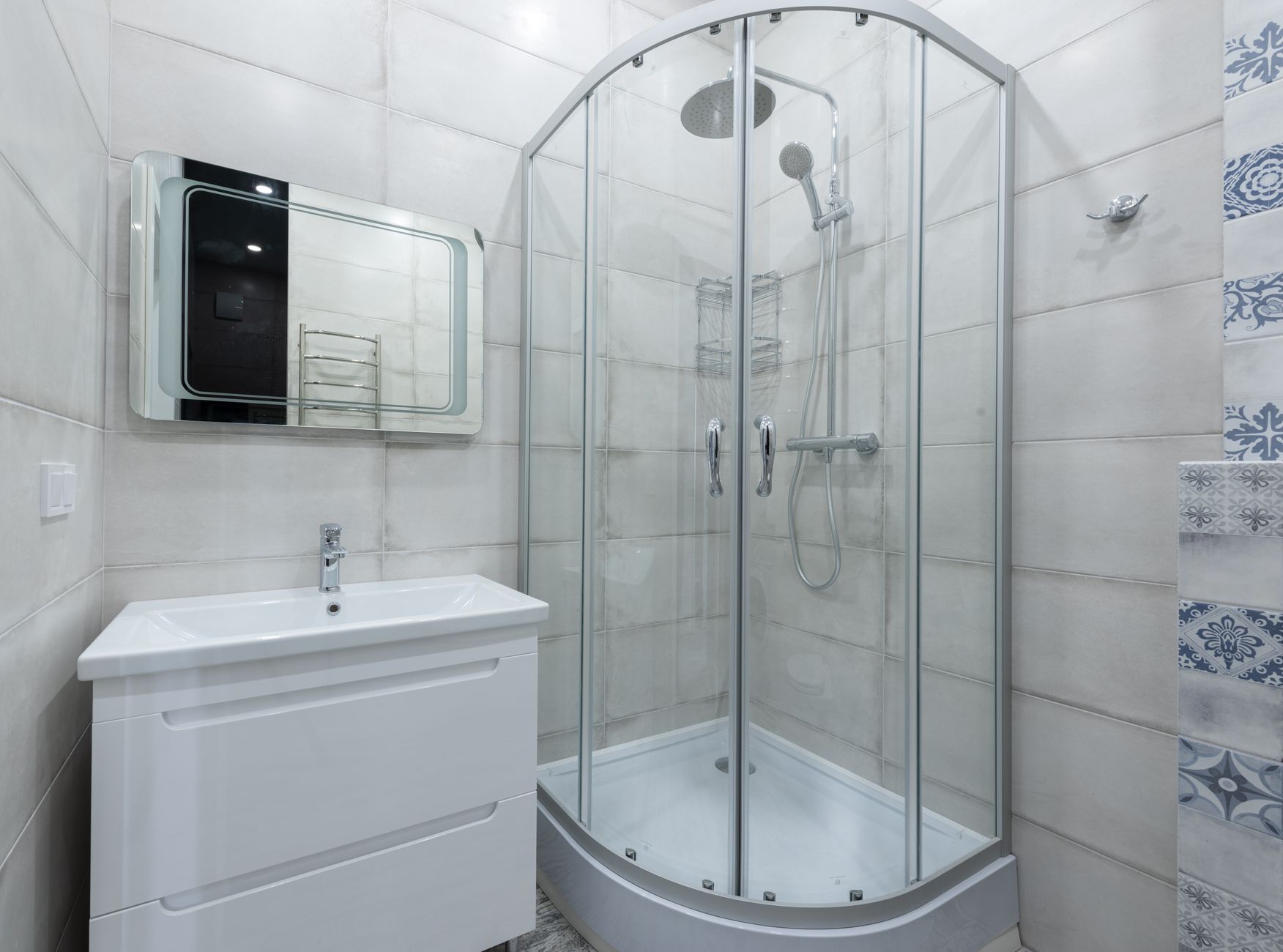 Remplacer baignoire par douche : Tarifs et facteurs