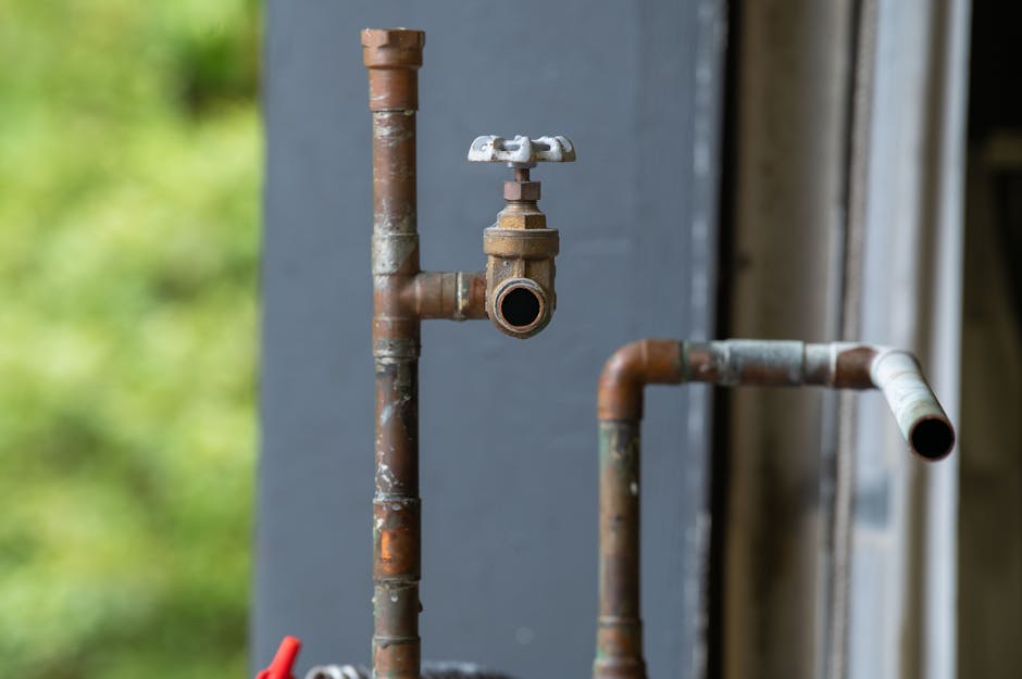 Travaux de plumber working pipes
