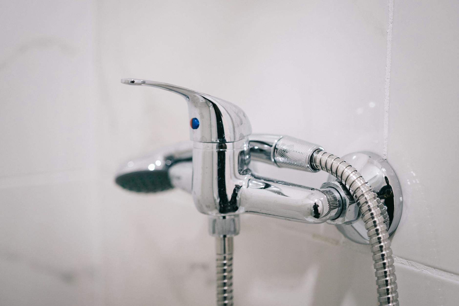 Combien coûte un plombier par heure ? Fourchettes et conseils pro