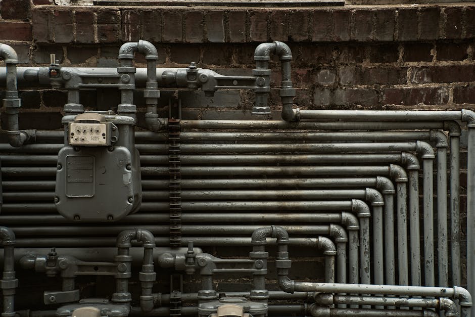 Travaux de plumber working pipes