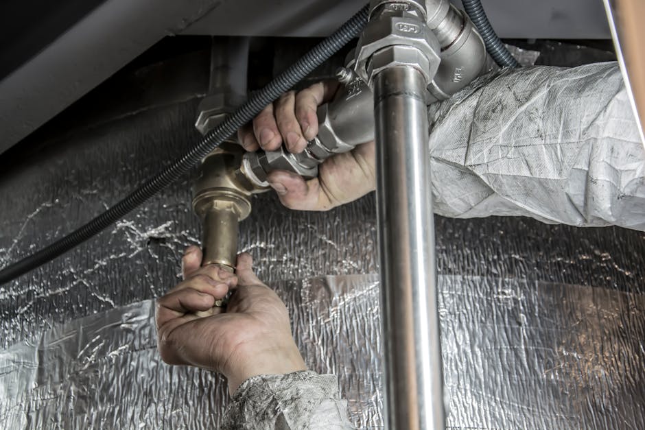 Travaux de plumber working pipes