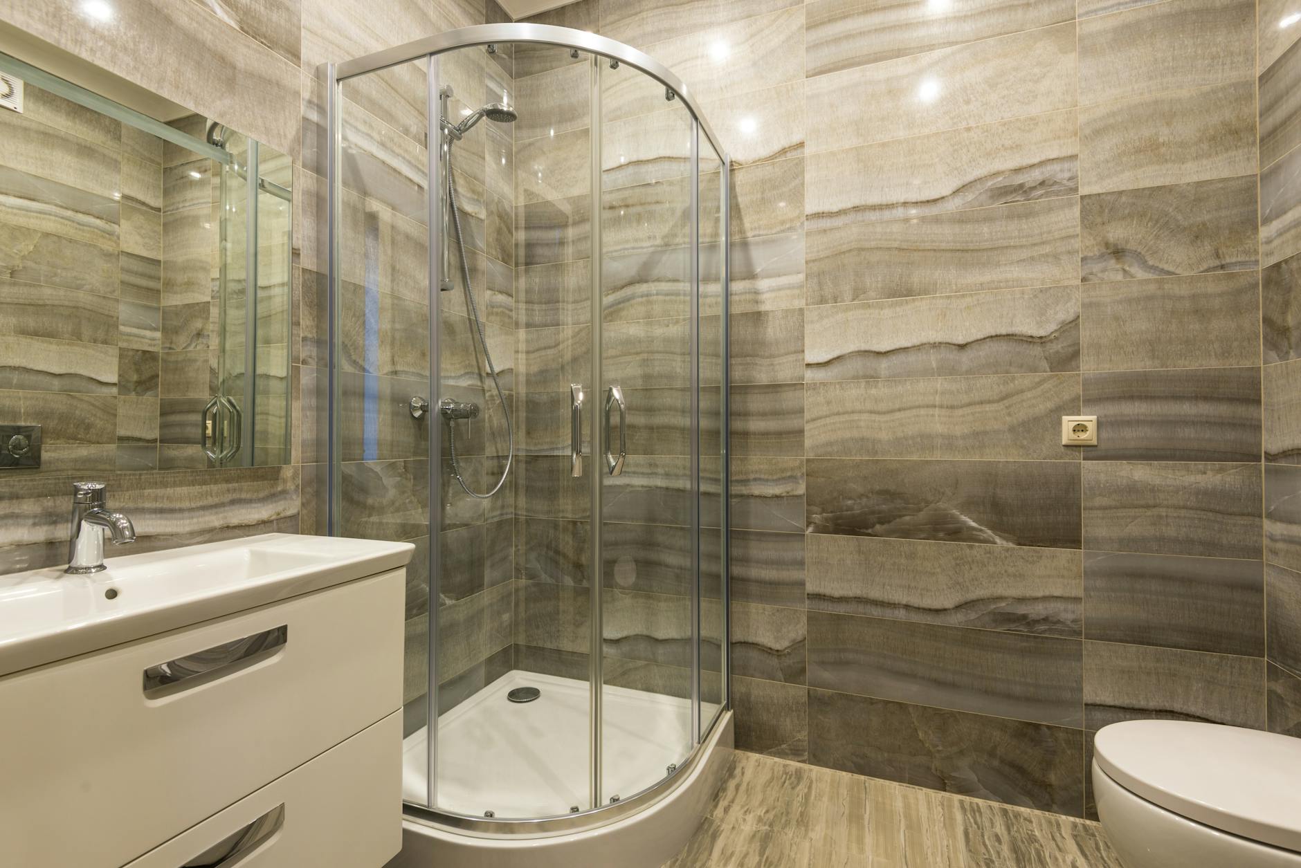 Prix rénovation salle de bain : Tarifs détaillés et pièges à éviter