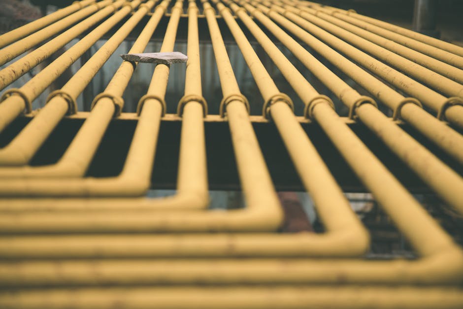 Travaux de plumber working pipes