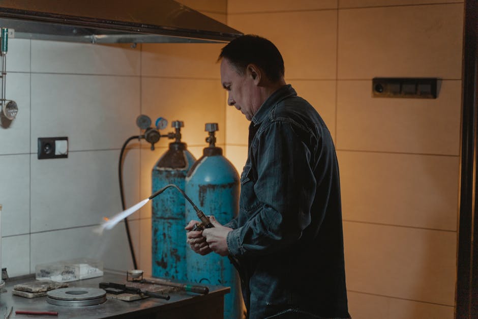 Travaux de plumber working pipes